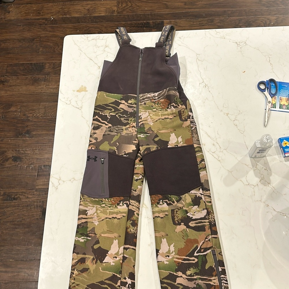 Under Armour Youth Medium Storm Coldgear Sherpa Lined Hunting Camo Bibs